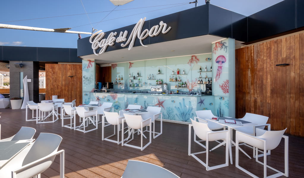 Café del Mar en Tenerife con mesas al aire libre y decoración marina.
