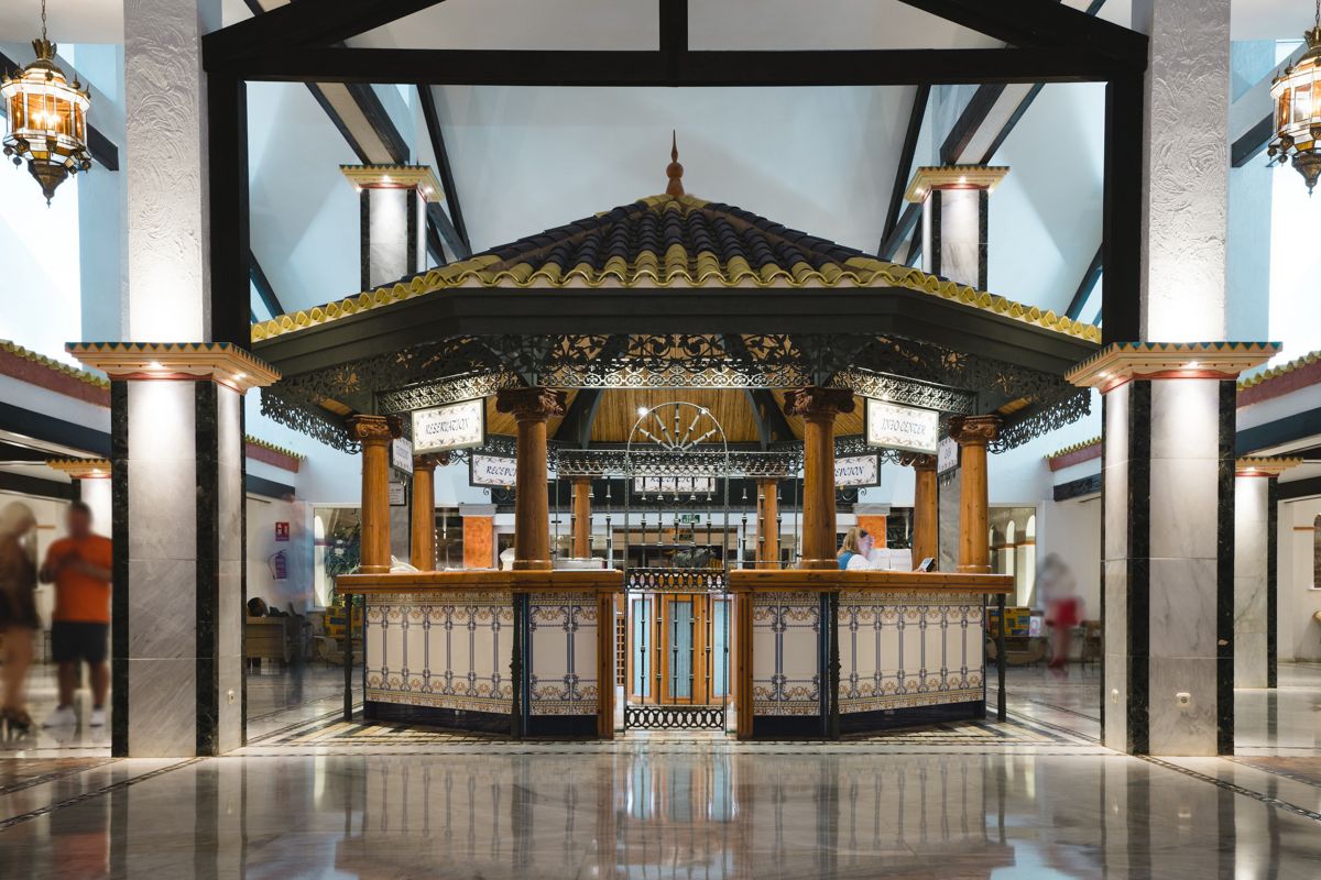 Recepción del hotel con diseño tradicional en Tenerife.