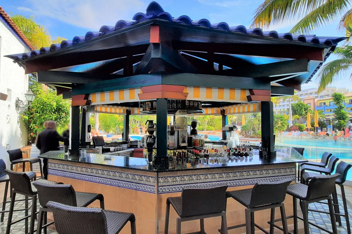 Bar al aire libre junto a la piscina en hotel de Tenerife.