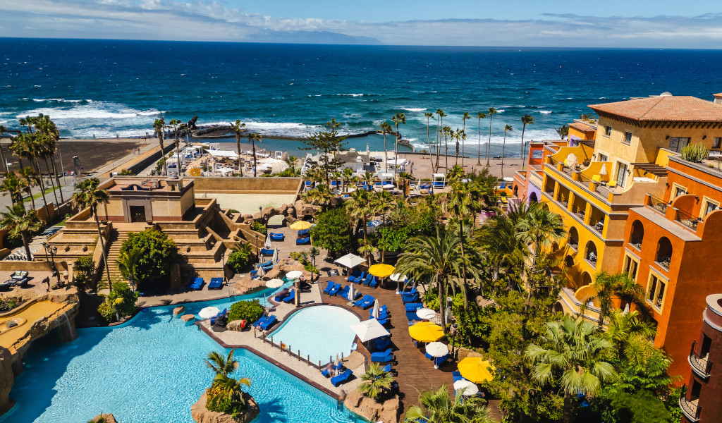 Piscina y vista al mar en complejo hotelero de Tenerife.