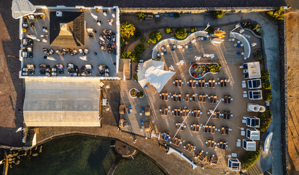 Vista aérea de terraza con mesas y sombrillas en Tenerife.