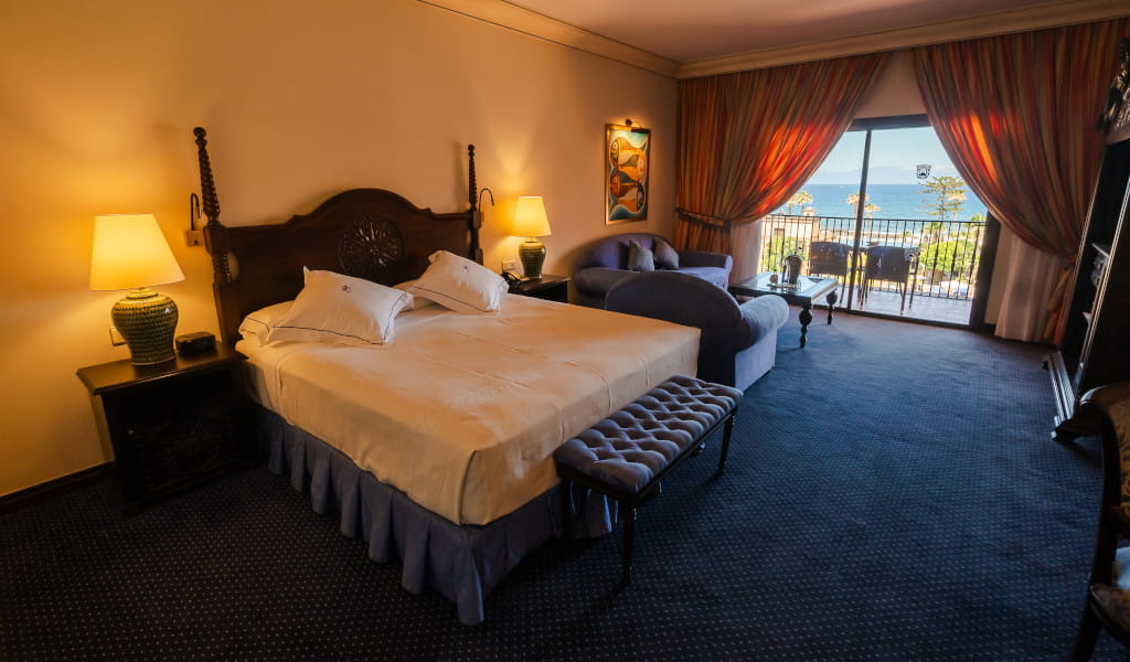 Habitación con cama doble y vista al mar en un hotel de Tenerife.