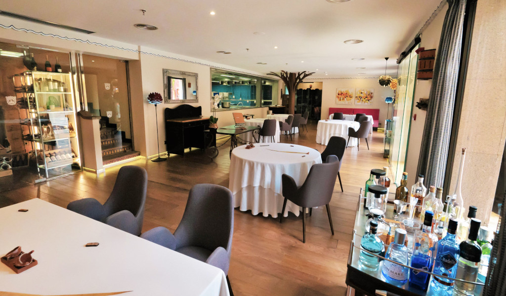 Restaurante elegante con mesas redondas y sillas grises en Tenerife.