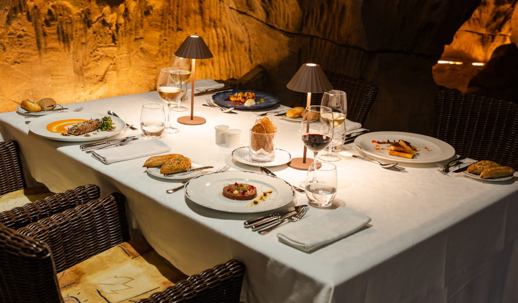 Mesa con cena gourmet servida en restaurante de Tenerife.