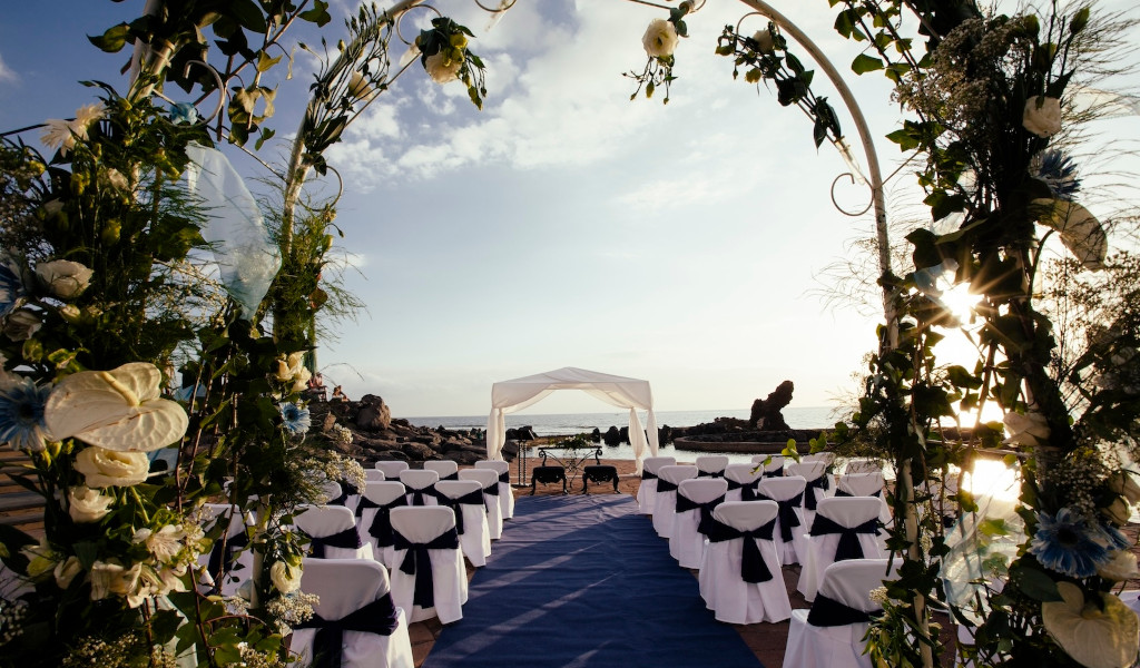 Ceremonia de boda al aire libre con vista al mar en Tenerife.