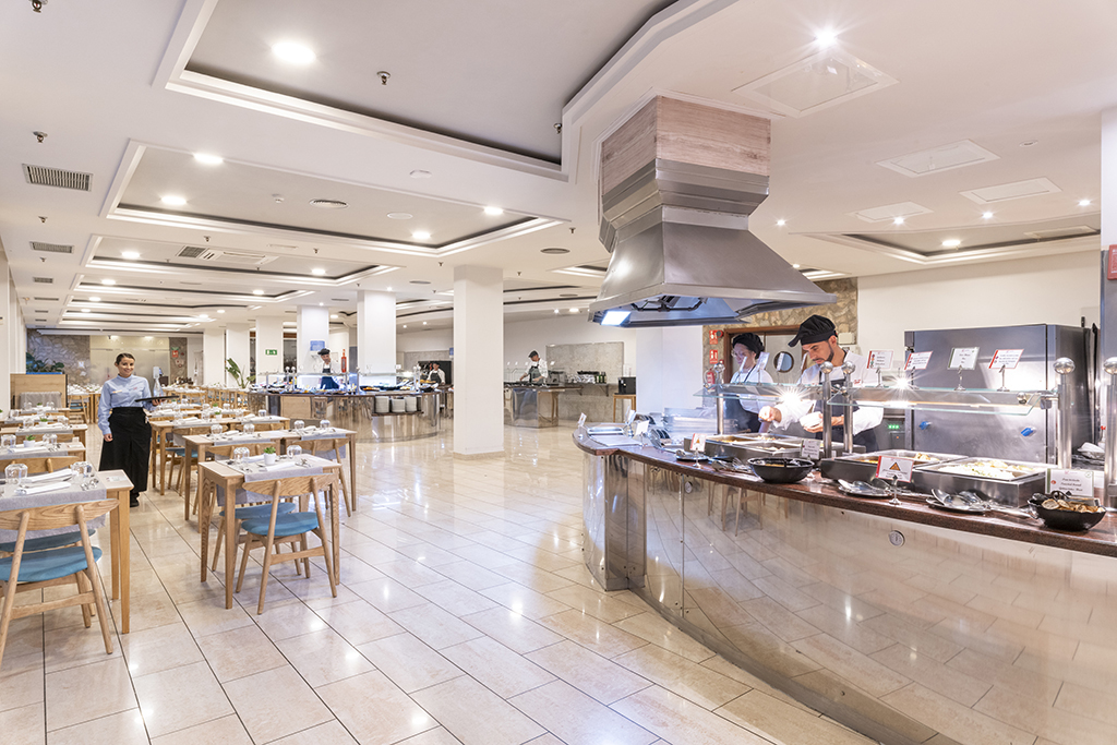 Restaurante buffet con chefs sirviendo comida en Tenerife.