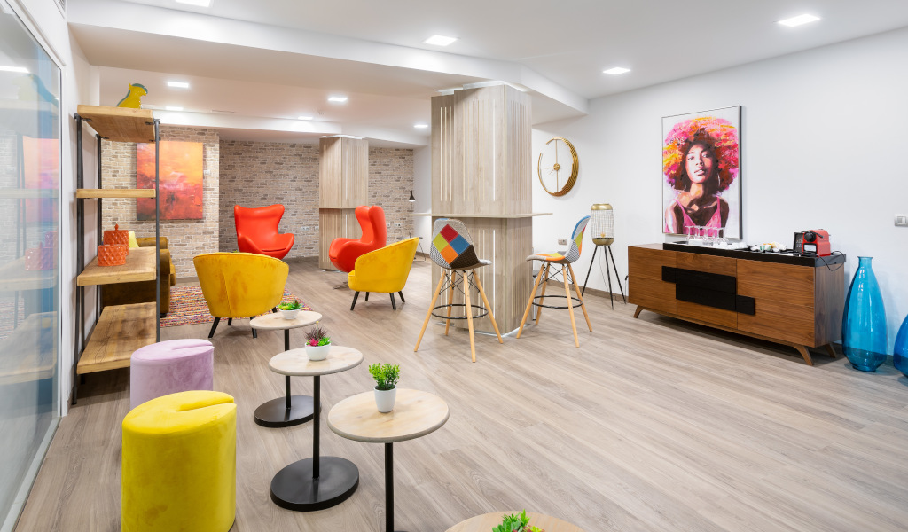 Sala de estar moderna con muebles coloridos, arte y mesa de café en Tenerife.