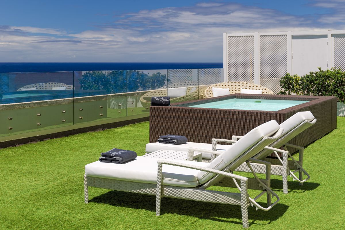 Tumbonas y jacuzzi con vista al mar en Santa Cruz de Tenerife.