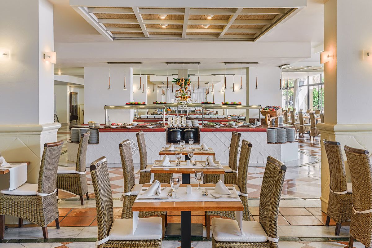 Restaurante buffet con mesas preparadas para clientes en Tenerife.