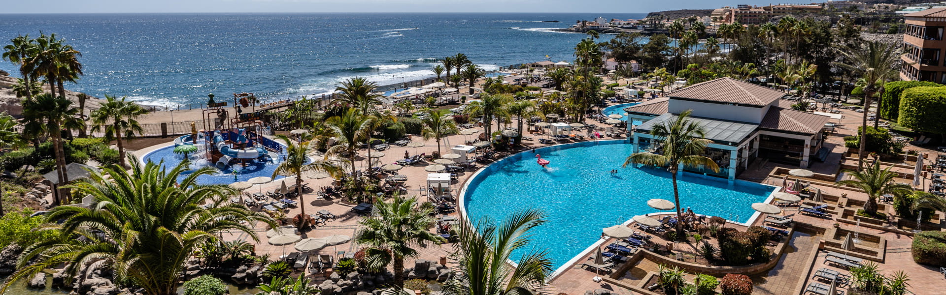 Instalaciones hotel con mar al fondo