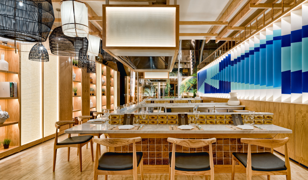 Restaurante en Tenerife con decoración moderna y mesas preparadas.