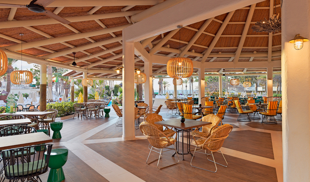 Terraza con mesas y sillas en un restaurante de Tenerife.