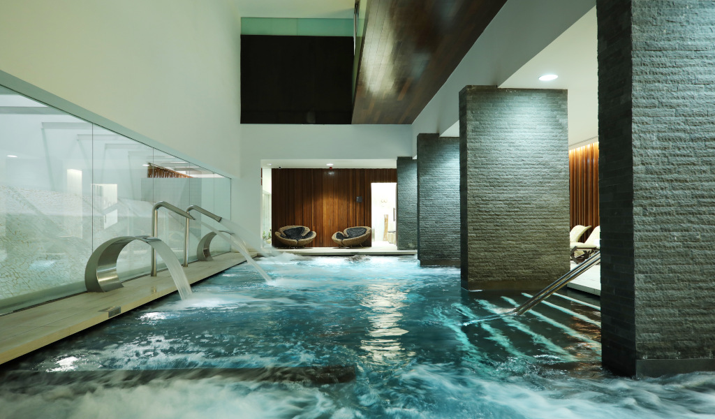 Spa interno con piscina y cascadas en un hotel de Tenerife.