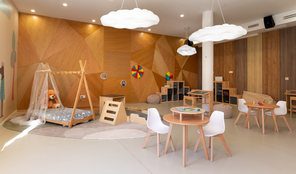 Sala de juegos para niños con muebles de madera y decoración infantil en Tenerife.
