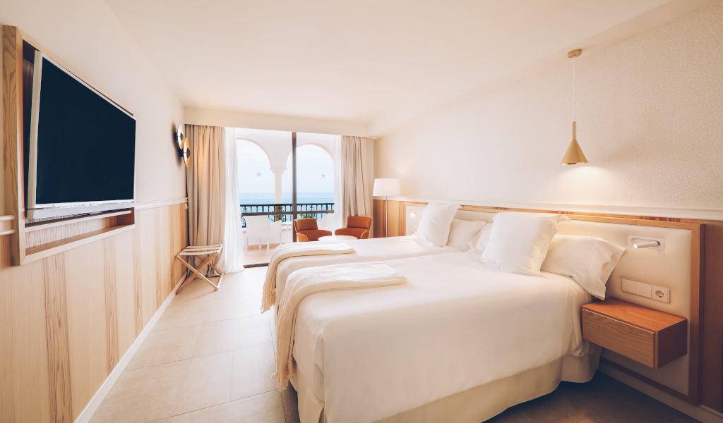 Habitación doble con balcón y vista al mar en hotel de Tenerife.