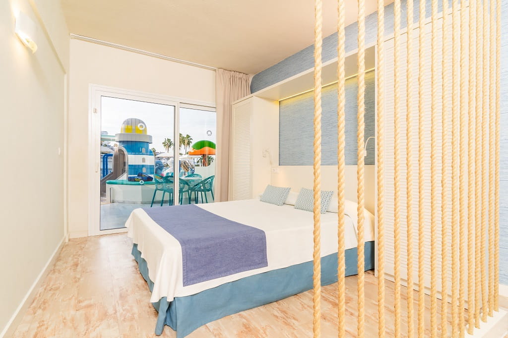 Habitación con cama doble y vista a parque infantil en Tenerife.