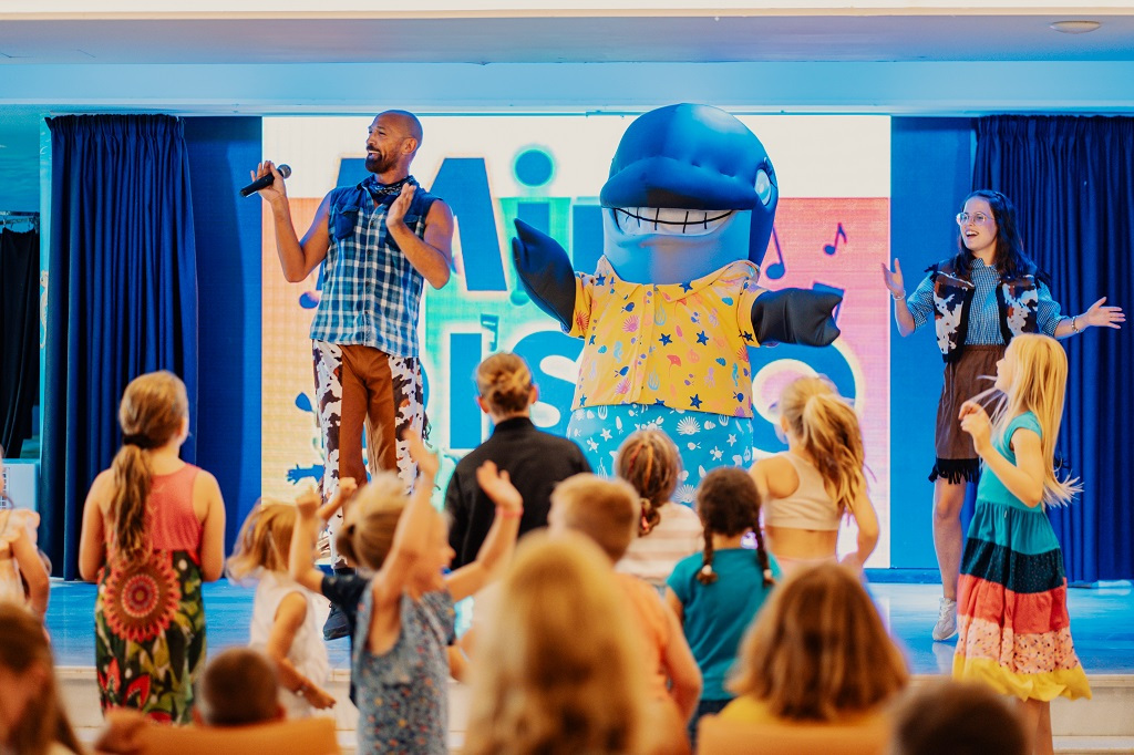 Personajes animados entretienen a niños en un escenario en Tenerife.