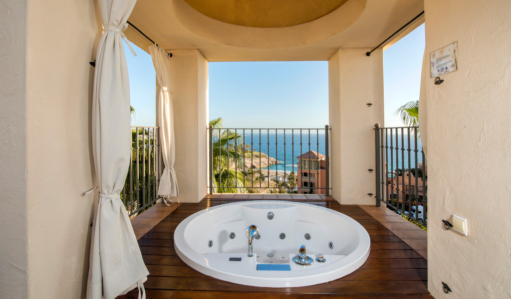 Jacuzzi con vistas al mar en un hotel en Tenerife.