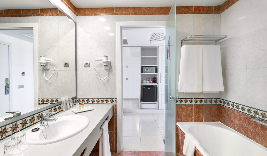 Alexandre Hotel La Siesta Baño de habitación