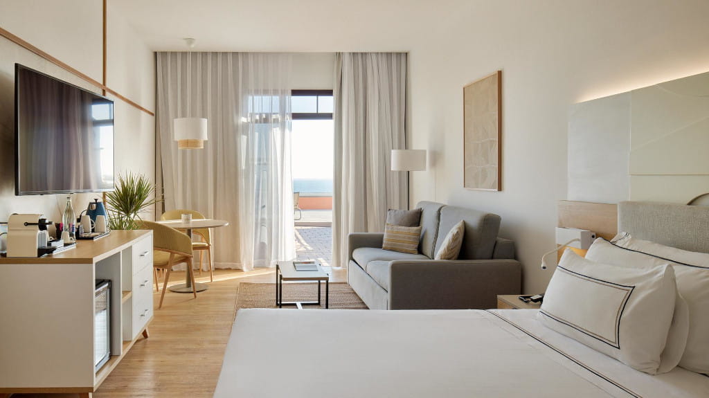 Habitación de hotel en Tenerife con vista al mar desde el balcón.