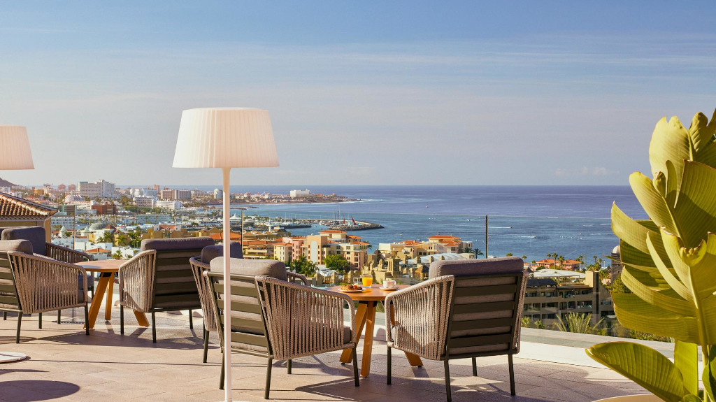 Terraza con sillas y vista al mar en Playa de las Américas, Tenerife.
