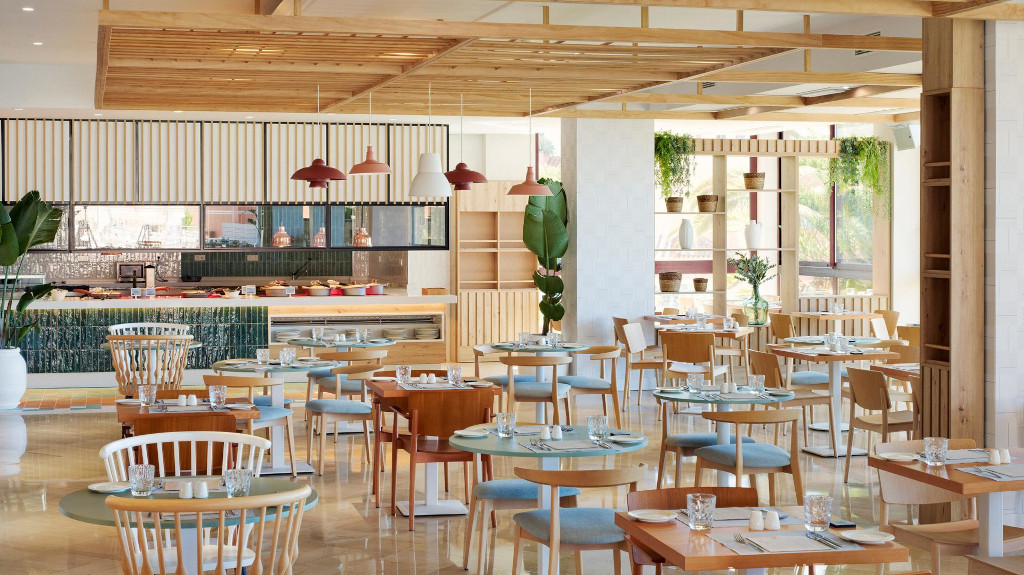 Restaurante en Tenerife con mesas y sillas de madera y decoración moderna.