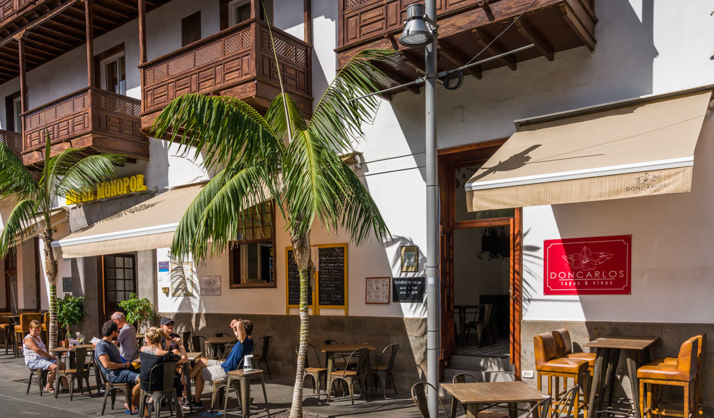 Personas sentadas en una terraza frente al bar Don Carlos en Tenerife.