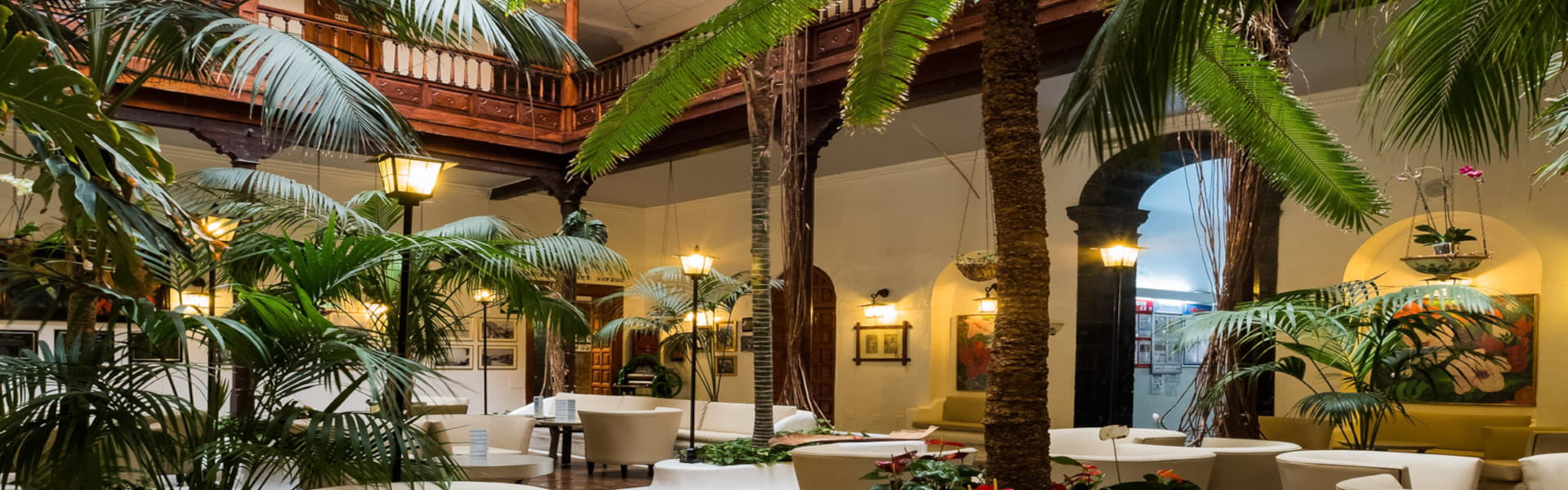 Entrada con jardines