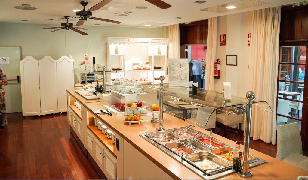Buffet en hotel de Tenerife con platillos variados y frutas.
