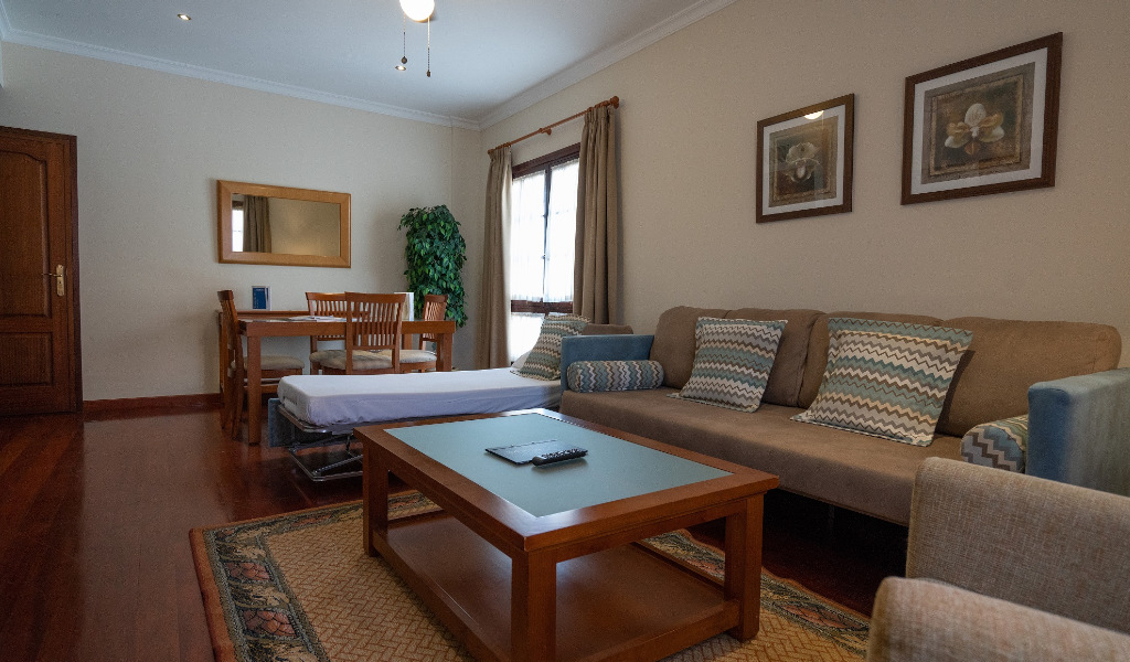 Sala de estar con sofá, mesa de café, comedor y decoración en Tenerife.