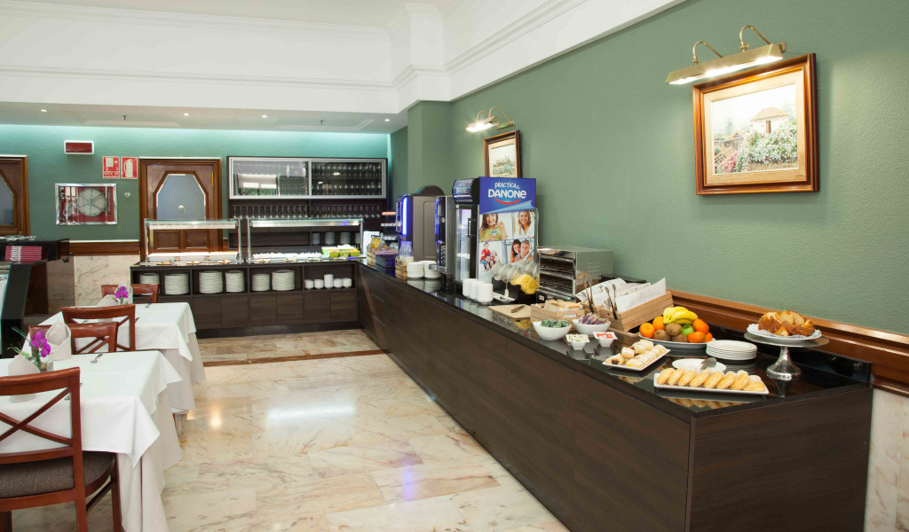 Desayuno buffet con frutas y bollería en hotel de Tenerife.
