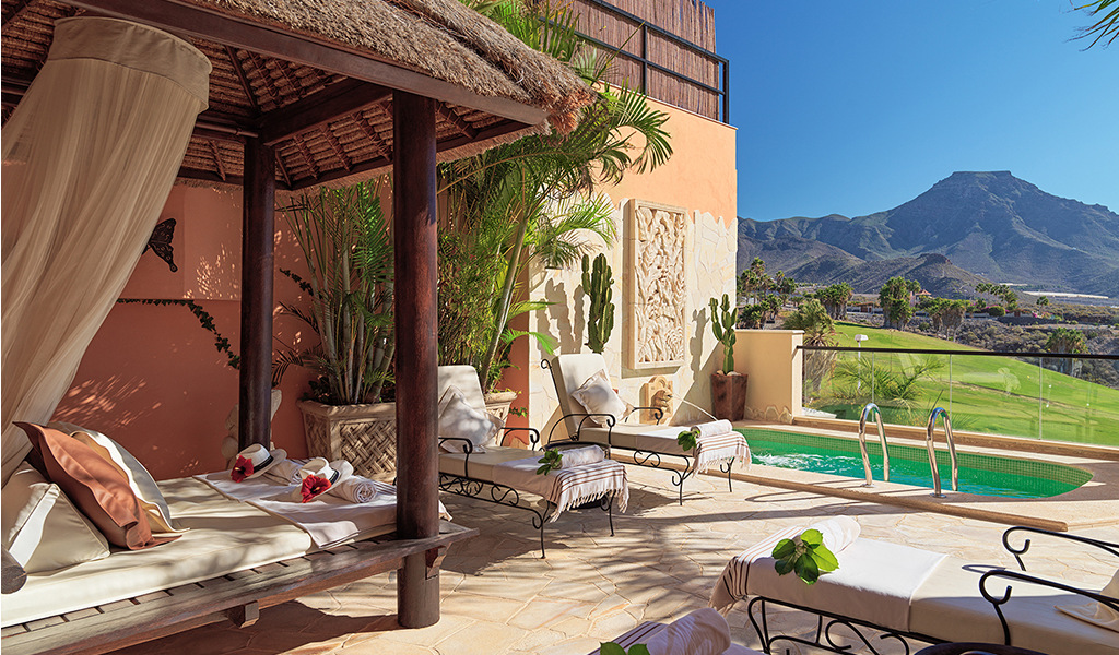 Terraza con piscina privada y vistas a montañas en Tenerife.