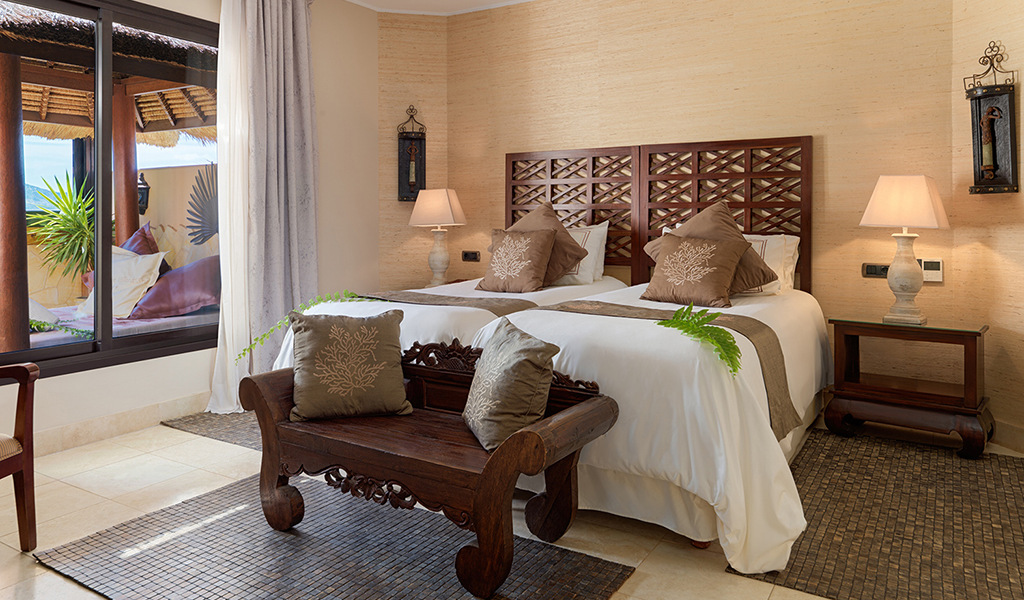 Dormitorio con dos camas individuales y ventana con vista en Tenerife.