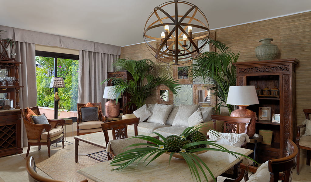 Sala de estar con muebles rústicos y plantas en una casa en Tenerife.