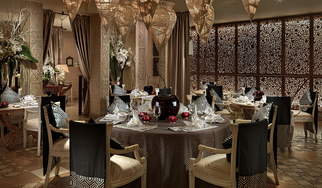 Restaurante elegante con mesas decoradas en Tenerife.