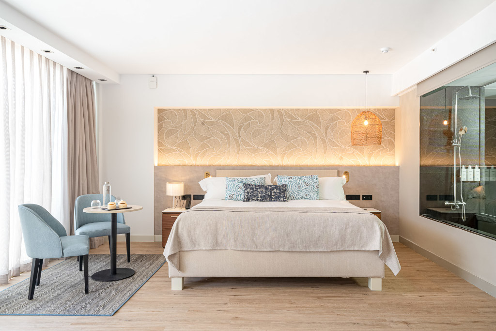 Habitación con cama y mesa pequeña en hotel de Tenerife.