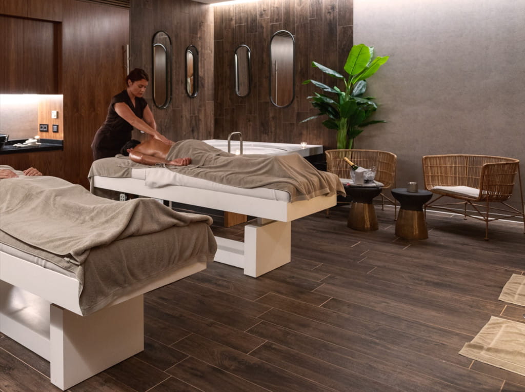 Masajista aplicando tratamiento en spa de Tenerife con decoración moderna.