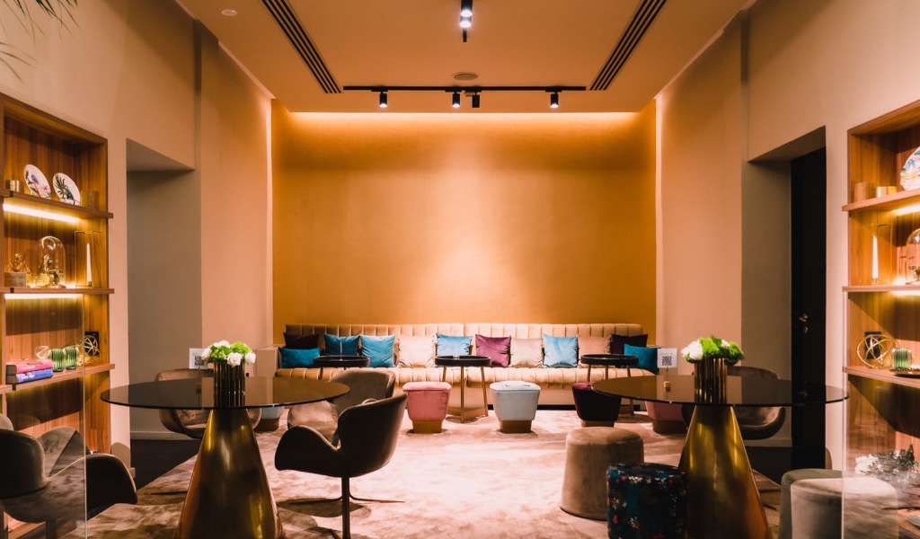 Sala de estar elegante con sofá y cojines en un hotel de Tenerife.