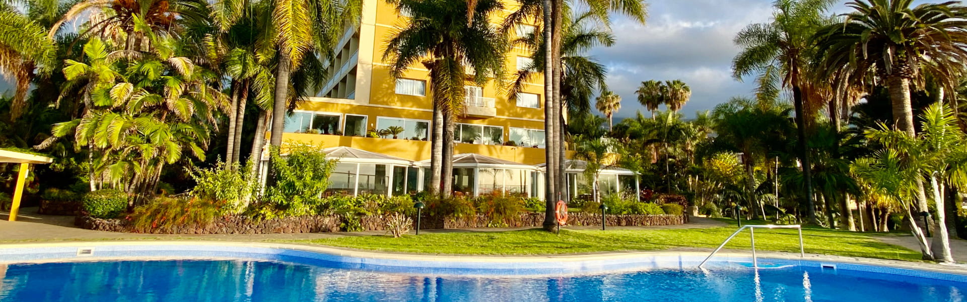 Piscina con hotel de fondo