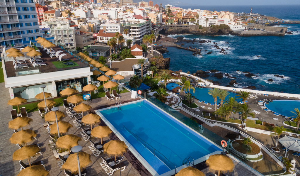 Piscina con vista al mar en Puerto de la Cruz, Tenerife.