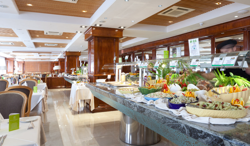 Buffet variado en un restaurante en Tenerife con platos de ensaladas y frutas.