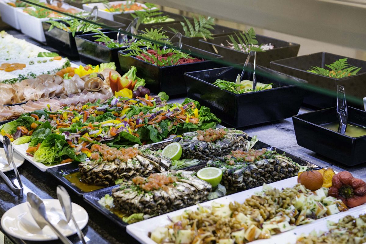 Buffet con ensaladas y platos variados en un restaurante de Tenerife.