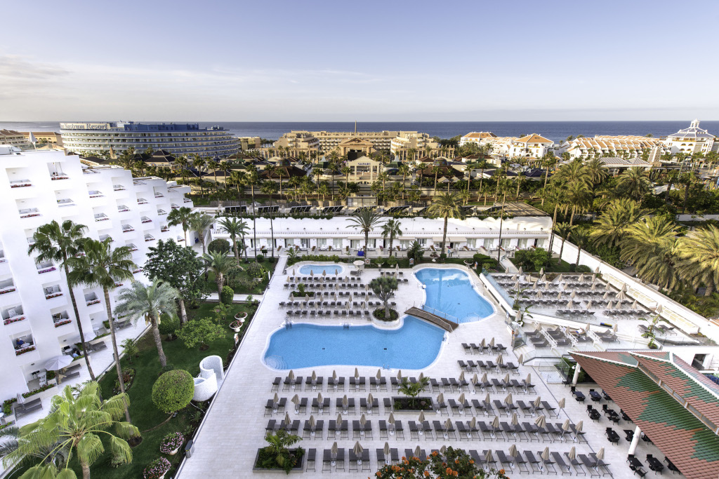 Vista aérea de complejo hotelero en Tenerife con piscina y tumbonas.