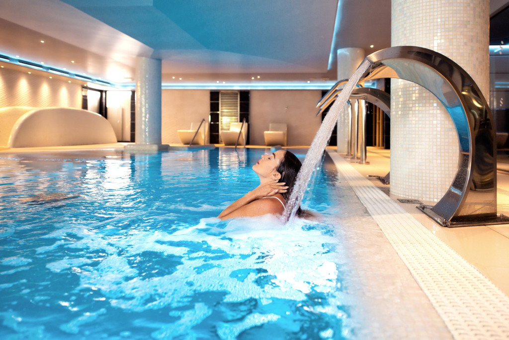 Persona bajo un chorro de agua en spa, Tenerife.
