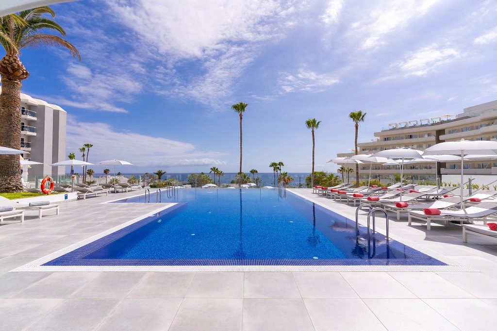 Piscina al aire libre con vistas al mar en un hotel de Tenerife.
