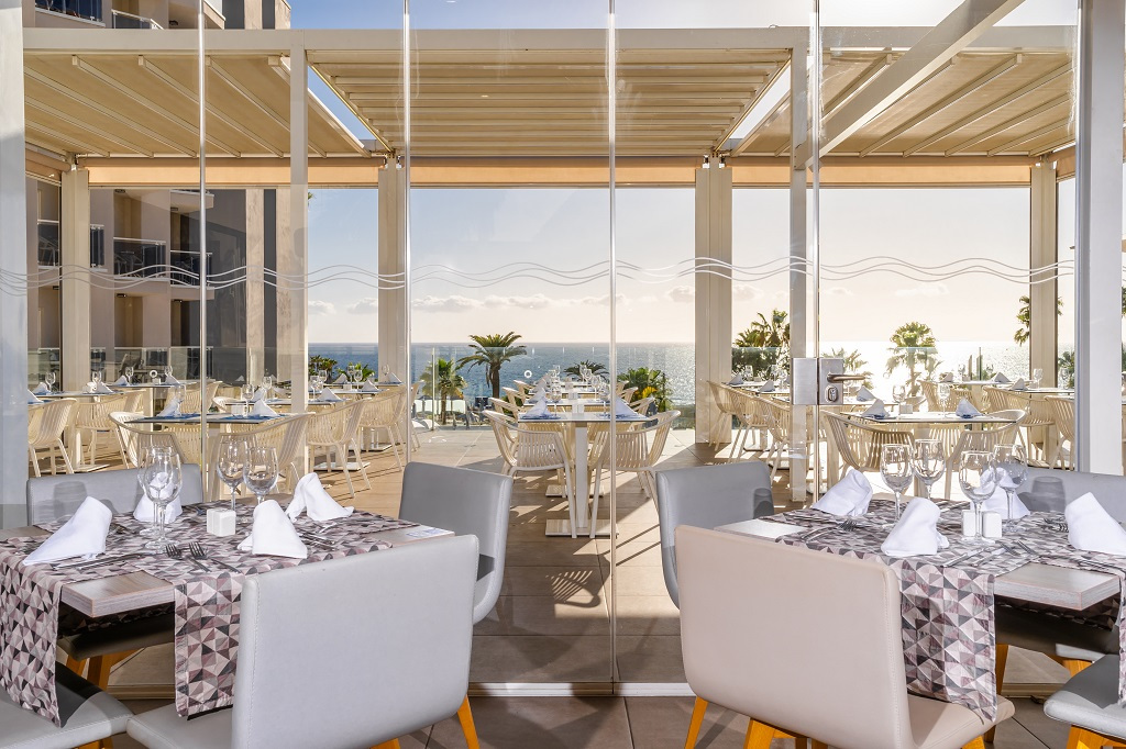 Restaurante con vista al mar en Tenerife, mesas listas para comensales.