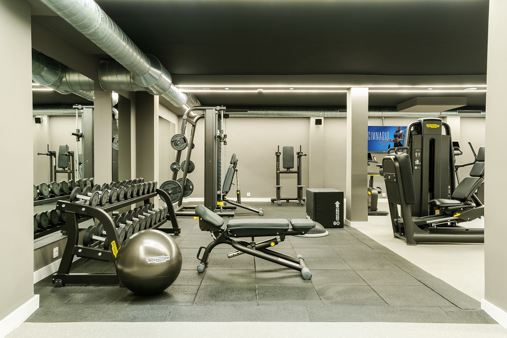 Gimnasio equipado con pesas y máquinas de ejercicio en Tenerife.