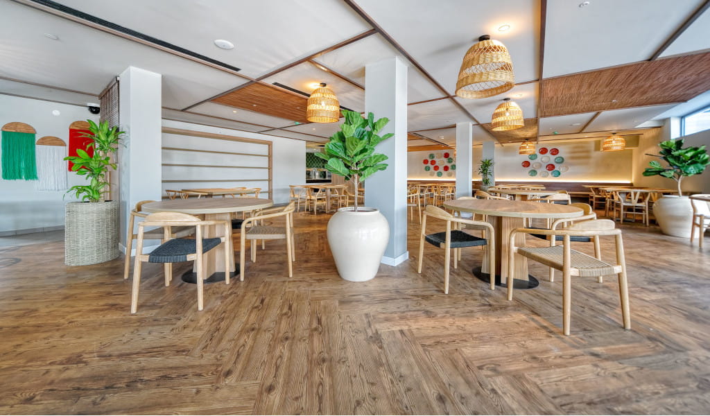 Restaurante en Tenerife con decoración de madera, mesas y sillas vacías.