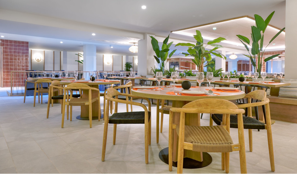 Restaurante moderno con mesas redondas y sillas de madera en Tenerife.