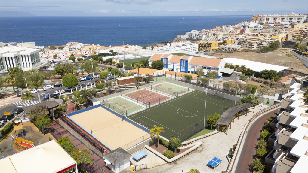 Complejo deportivo con canchas y vista al mar en Tenerife.